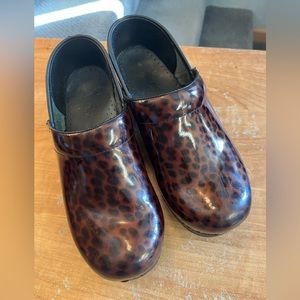 DANSKO animal print brown black shoes clogs 38 7.5 8